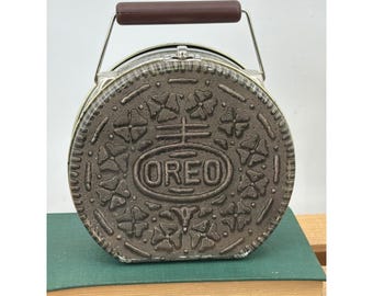 Fiambrera vintage de metal con forma de galleta Oreo, recipiente de metal repujado de colección.