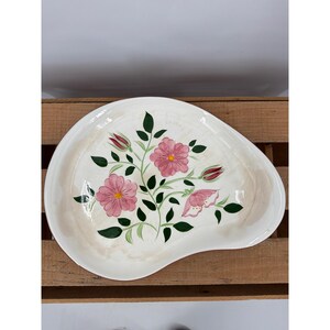 Bandeja riñonera Stangl Pottery Wild Rose, estilo vintage MCM, con diseño floral rosa.