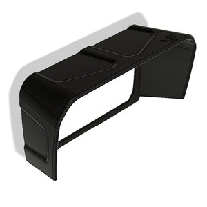 Puede incluir: Un dispositivo negro y angular con una parte superior y laterales curvados, con una abertura rectangular en el centro. La superficie superior tiene dos &aacute;reas empotradas y un peque&ntilde;o logotipo. El objeto est&aacute; sobre un fondo blanco.