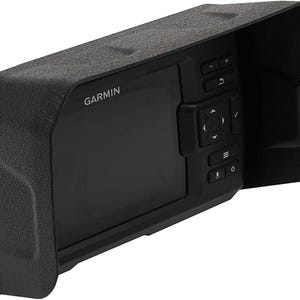 Puede incluir: Un buscador de peces Garmin negro con una cubierta protectora. El dispositivo tiene una pantalla, botones y una superficie texturizada. El logotipo de Garmin es visible.