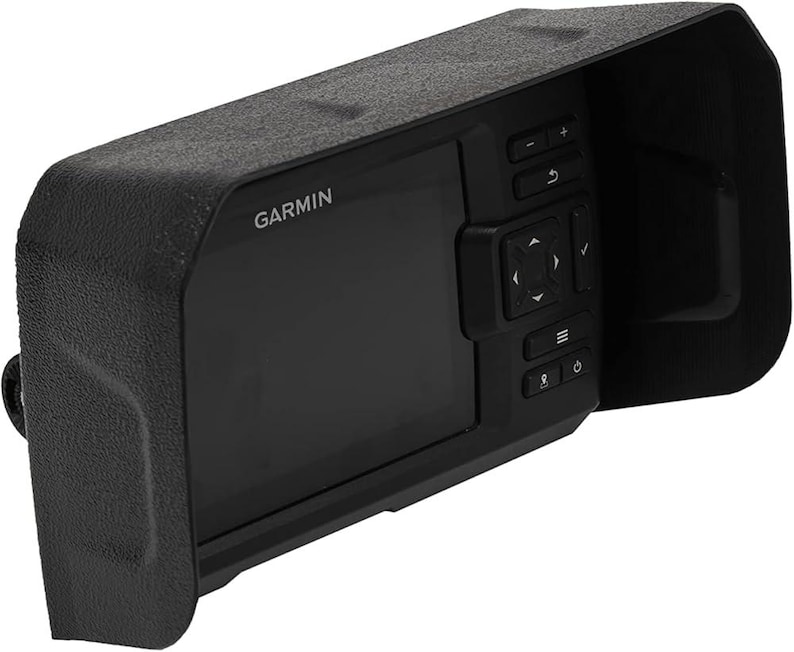 Puede incluir: Un buscador de peces Garmin negro con una cubierta protectora. El dispositivo tiene una pantalla, botones y una superficie texturizada. El logotipo de Garmin es visible.