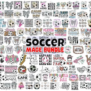 Op de afbeelding: Een verzameling digitale ontwerpen met een voetbalthema. De afbeelding bevat verschillende afbeeldingen, waaronder voetballen, tekst zoals "Soccer Mom" en zinnen die verband houden met de sport. Ontwerpen zijn in zwart, wit en andere kleuren.