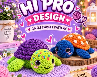 以下が含まれることがあります： HI PRO DESIGN TURTLE CROCHET PATTERNというタイトルの編み図広告で、2匹の編みぐるみのカメが写っています。1匹は紫色の甲羅とライムグリーンの体、もう1匹は白い斑点のあるオレンジ色の甲羅と青い体をしています。