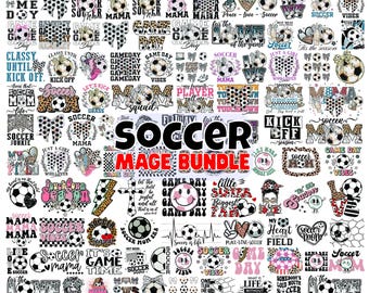 以下が含まれることがあります： サッカーボール、リボン、ヒョウ柄、そして「Soccer Mama」、「Game Day」、「Touchdown Season」などのフレーズを含む様々なタイポグラフィを特徴とする、グリッド状に配置されたサッカーをテーマにしたデジタルグラフィックデザインのコレクション。