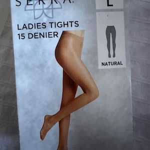 Può includere: Una confezione di collant Serra da donna color naturale, 15 denari. La confezione presenta un'illustrazione di gambe che indossano i collant. Taglia L.