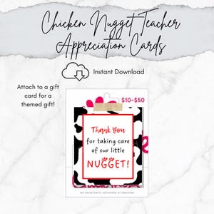 Könnte beinhalten: Druckbare Chicken Nugget Lehrer-Dankeskarte mit Kuhmuster-Rand. Die Karte enthält den Text "Vielen Dank, dass Sie sich um unser kleines NUGGET kümmern!" und "Sofort-Download". Die Karte ist zum Anbringen an einer Geschenkkarte gedacht.