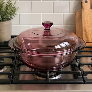 Casseruola rotonda vintage Pyrex Vision color mirtillo rosso – 22,2 cm – Pentola in vetro – Cucina retrò – Adatta al forno – Utensile da forno da collezione