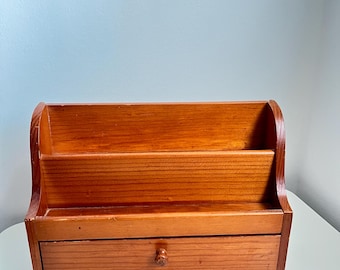 Vintage houten kruidenrek uit het midden van de eeuw en werkbladopberger voor receptenmap