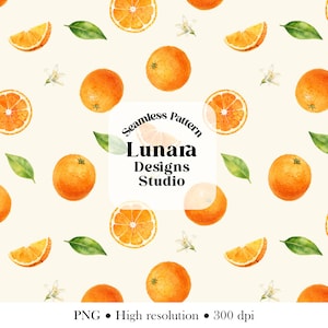 Op de afbeelding: Een naadloos patroon met aquarelillustraties van hele sinaasappels, sinaasappelpartjes, groene bladeren en witte bloesems op een crèmekleurige achtergrond. De tekst Seamless Pattern Lunara Designs Studio is gecentreerd. PNG Hoge resolutie 300 dpi.
