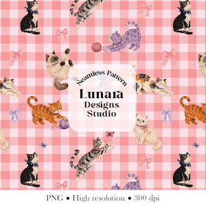 Può includere: Motivo senza cuciture con illustrazioni di gatti in varie pose, su uno sfondo a quadretti rosa e bianchi. Il design include fiocchi, farfalle e il testo "Lunara Designs Studio".