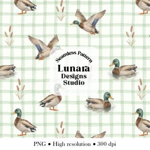 Pode incluir: Um padrão contínuo com patos-reais em aguarela em várias poses, a voar e a nadar, intercalados com tabuas sobre um fundo axadrezado verde claro e branco. O texto diz Seamless Pattern Lunara Designs Studio.