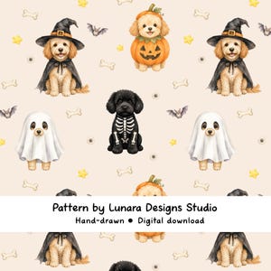 Puede incluir: Patrón repetitivo con ilustraciones de acuarela de perros disfrazados para Halloween. Los perros están representados como bruja, calabaza, fantasma y esqueleto. El fondo es de color beige claro con huesos, estrellas y murciélagos dispersos.