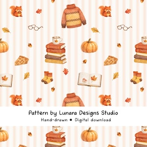 Peut inclure: Un motif répétitif avec des illustrations sur le thème de l'automne. Le motif comprend des citrouilles, des écureuils, des livres, des pulls, des parts de tarte, des glands et des feuilles d'automne. Le fond est à rayures verticales.