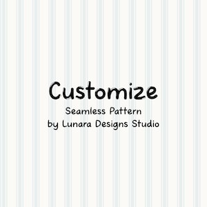 Puede incluir: Fondo blanco con rayas verticales de color azul claro. La palabra "Customize" está escrita en una fuente negra y juguetona. Debajo, se lee "Seamless Pattern by Lunara Designs Studio."