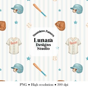 Può includere: Un motivo continuo con illustrazioni ad acquerello di caschi da baseball azzurri, guanti in pelle marrone, mazze di legno, palline da baseball bianche e stelle blu su sfondo bianco con sottili strisce verticali blu. Testo: Lunara Designs Studio.
