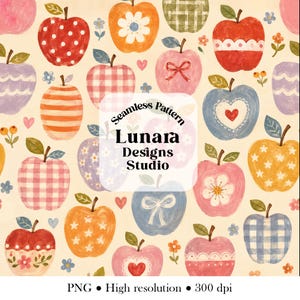 Pode incluir: Um padrão sem costuras apresentando várias maçãs ilustradas em cores como vermelho, laranja, rosa, azul e amarelo, decoradas com bolinhas, listras, xadrez, estrelas, flores e laços. O texto Seamless Pattern Lunara Designs Studio está centralizado.
