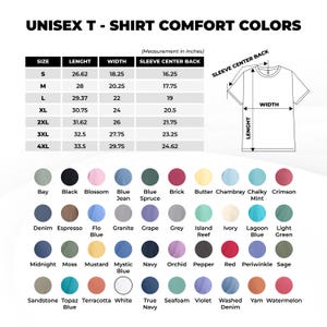 K&ouml;nnte beinhalten: Eine Gr&ouml;&szlig;entabelle f&uuml;r Unisex Comfort Colors T-Shirts mit Ma&szlig;en in Zoll f&uuml;r die Gr&ouml;&szlig;en S bis 4XL, einer Skizze zur L&auml;nge, Breite und &Auml;rmell&auml;nge sowie einer Farbpalette mit 40 beschrifteten, kreisf&ouml;rmigen Farbmustern zur Auswahl.