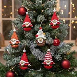 Könnte beinhalten: Ein Weihnachtsbaum, der mit handgefertigten gehäkelten Zwerg-Ornamenten in Rot, Orange und Braun geschmückt ist. Die Zwerge haben weiße Bärte, schwarze Gürtel und goldene Schnallen. Rote und goldene Weihnachtskugeln sind ebenfalls vorhanden.