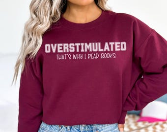 Bluza z nadrukiem "Przesycona stymulacją" | Koszulka z neuroróżnorodnością | Koszulka z AuDHD | Koszulka z motywem lęku i mola książkowego | Bluza z okrągłym dekoltem z motywem lęku | Przeciążenie sensoryczne | Prezent dla introwertyka
