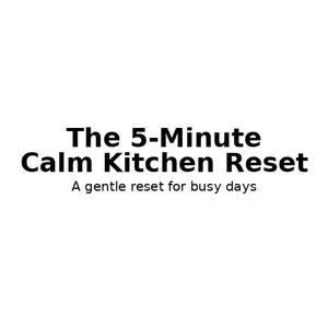 Könnte beinhalten: Weißer Hintergrund mit schwarzem Text, der "The 5-Minute Calm Kitchen Reset" und "A gentle reset for busy days" lautet. Der Text ist zentriert und in einer fetten, serifenlosen Schriftart.