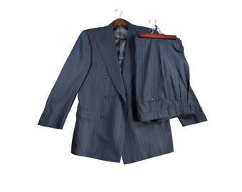 Traje cruzado de raya diplomática Centoventimila de Ermenegildo Zegna, color gris carbón.