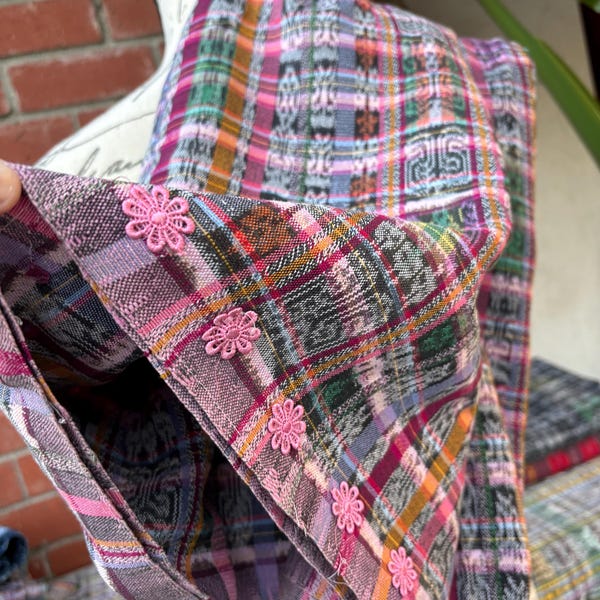 Handwoven corte (Mayan skirt) , made with cotton and other materials,used , in great condition. For projects, for your bed , table .