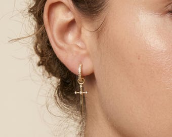 18K goudgevulde zwaardoorbellen, dolkgelgelknuffelhoepels, edgy gotische sieraden, effenen CZ-druppeloorbel, leesgrage fantasiecadeau voor haar