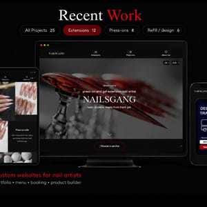 Puede incluir: Una pantalla digital que muestra la interfaz de un sitio web para una artista de uñas llamada NAILSGANG, con un monitor de escritorio, una tableta y un teléfono inteligente. Las pantallas muestran galerías de proyectos y seguimiento de pedidos.