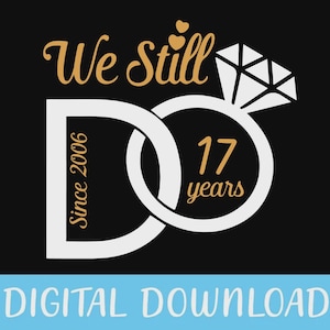 Könnte beinhalten: Eine schwarze Grafik mit den Worten „We Still Do“ in goldener Schrift über einem weißen, ineinandergreifenden „D“ und Ring-Design. Der Ring zeigt einen Diamanten und den Text „17 Jahre“ in Gold. Der Text „Seit 2006“ ist ebenfalls vorhanden. Unten steht „DIGITALER DOWNLOAD“.