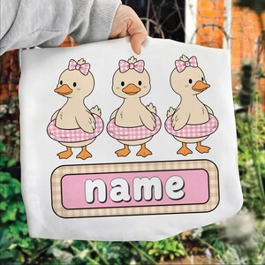 Benutzerdefinierte Name Ente Trio mit Floatie PNG: personalisierte Mädchen Strand Beach Vibes Sommer Kinder Shirt (digitaler Download)