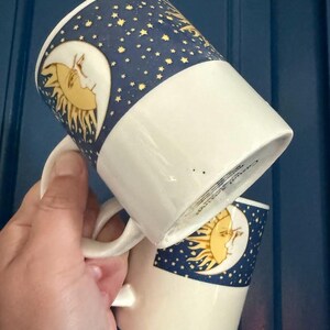 Casual Settings Celestial Sun Moon Stars Mugg Stengods Blå 9,5 cm