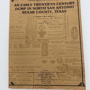 Puede incluir: Una portada de publicación de estilo vintage con fondo beige y texto negro. El título dice "AN EARLY TWENTIETH CENTURY DUMP IN NORTH SAN ANTONIO, BEXAR COUNTY, TEXAS." Incluye anuncios y detalles históricos, enmarcado con un borde negro.