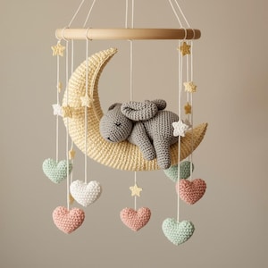 Può includere: Un set di tre tazze in ceramica con finitura opaca e macchiettata. Le tazze sono nei toni del crema, grigio chiaro e grigio scuro. Ogni tazza ha un design semplice e minimalista e un manico arrotondato.