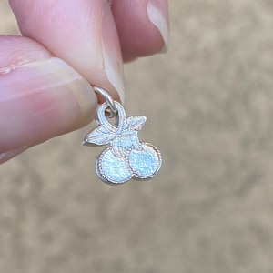 Körsbärsberlock i 999 fint silver | Litet körsbärshänge | Fruktberlock för armband och halsband | Smyckesberlock i sterlingsfärgat silver