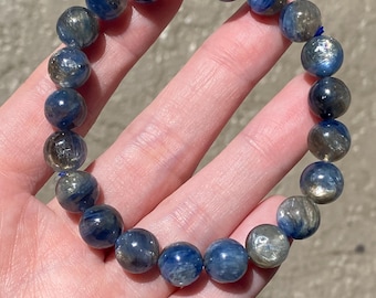 Natürliches Glimmer Kyanit Armband 10 mm | Blaues Kyanit Edelstein Armband | Hochwertiges Kristall Armband Stretch-Armband | 7 Zoll | Stapelbar