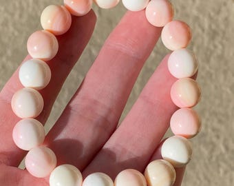 Königin-Conch-Muschel-Armband | Natürliche rosa Königin Conch Armband | 10,8 mm Runde Perlen | Zarte rosa Ozean Schmuck Statement Geschenk für sie