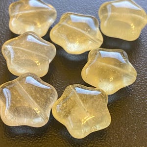 Cuentas de estrella de vidrio natural del desierto libio (7 cuentas disponibles)