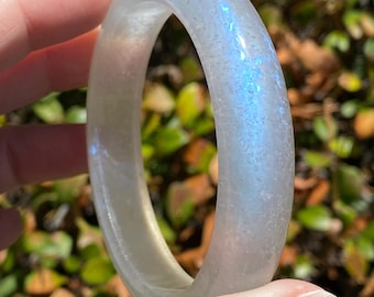 Blauer Blitz Mondstein Armreif 58.4 mm Natürlicher Mondstein Armreif, milchiger Mondstein Armreif, blauer Schimmer Kristallschmuck, Edelstein