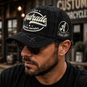 Könnte beinhalten: Schwarze Baseballkappe mit dem Namen "Andrade" in weißem und beigem Design. Die Kappe trägt den Text "Lifetime Member" und "Limited Edition". Die Kappe wird von einer Person mit Sonnenbrille getragen.
