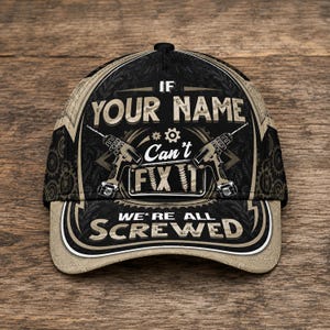Puede incluir: Gorra de béisbol negra y beige con el texto "IF YOUR NAME Can't FIX IT WE'RE ALL SCREWED". La gorra presenta un diseño con dos ilustraciones de taladros y engranajes. El sombrero está hecho de un material duradero.