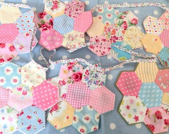Guirnalda, banderín o banderín de patchwork hexagonal hecho a mano