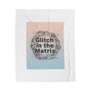 Peut inclure: Couverture blanche avec un motif central. Le motif présente le texte "Glitch in the Matrix" dans une forme de nuage, avec des éléments numériques et un fond dégradé bleu à pêche.