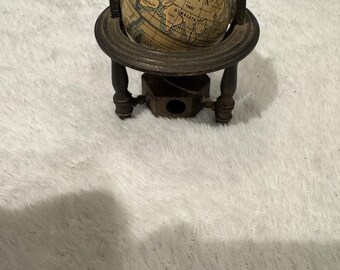 Vintage metalen gegoten miniatuurreplica draaiende wereldbol puntenslijper