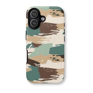 Könnte beinhalten: Smartphone-Hülle mit einem Camouflage-Muster in Braun-, Grün- und Beigetönen. Die Hülle hat eine glänzende Oberfläche und einen Kameraausschnitt.