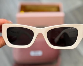 Óculos de Sol Retangulares Brancos Miu Miu SMU09W | Óculos de Luxo de Grife | Fabricados na Itália | Óculos de Sol Femininos