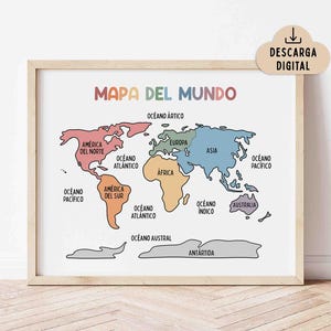 Puede incluir: Una lámina enmarcada de un mapa del mundo con continentes en tonos pastel y océanos etiquetados en español. El título dice MAPA DEL MUNDO en letras multicolores. Un icono de nube beige contiene el texto DESCARGA DIGITAL en la esquina.