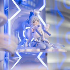 Snowflake PC Figure Shelf – 120mm Fan Mount Display, Winter Gaming Setup Accessory