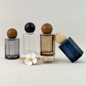 Puede incluir: Un letrero de madera rústica con el texto "Welcome to our home" en letras blancas. El letrero presenta un acabado envejecido y un diseño sencillo y acogedor.