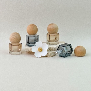 8 ml liten roll-on glasflaska, påfyllningsbar roll-on-flaska med sfäriskt lock i naturligt ekträ, ljus bärnstensfärgad och rökgrå aromaterapiolja
