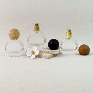 Clear Glass Perfume Bottle, 25ml Empty Refillable Atomizer, Round Spray Bottle with Wooden Ball Cap, DIY Fragrance Bottle